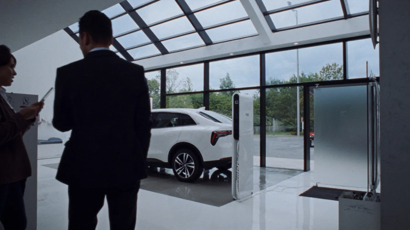 Autohaus-Showroom mit Elektroauto und DC-Ladesäule