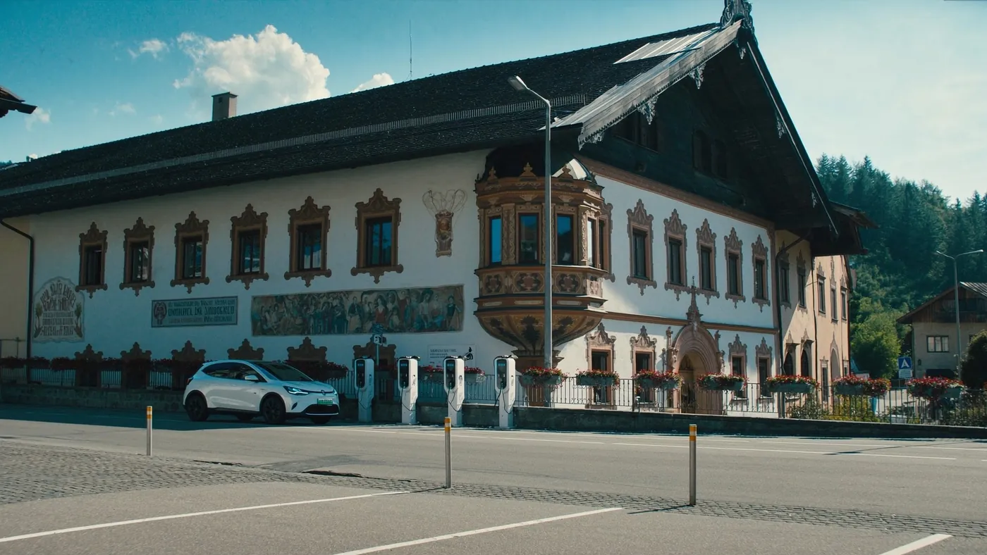 Bayerisches Rathaus mit öffentlichen Ladesäulen auf dem Marktplatz